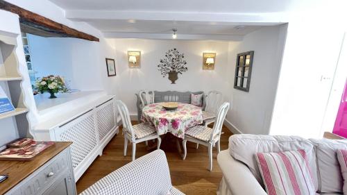 Φωτογραφία από το άλμπουμ του The Nook - Charming cottage, modern living with original features, perfect private garden σε Dittisham