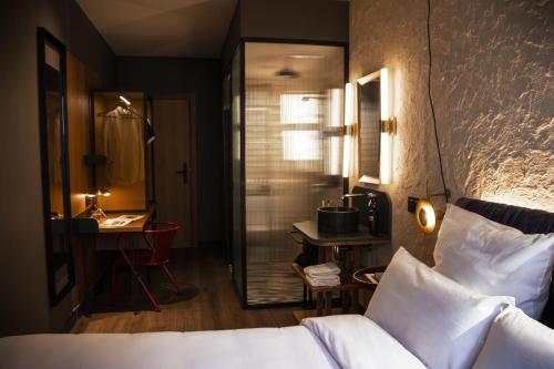 1 dormitorio con cama, mesa y escritorio en Letoh Letoh Gran Vía en Madrid