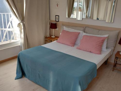ナポリにあるS- Naples Loft with balcony in the historic centerのベッドルーム1室(ピンクの枕2つ、大型ベッド1台付)