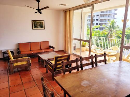 ein Wohnzimmer mit einem Sofa und einem Tisch in der Unterkunft Apartamento na Praia in Guarujá