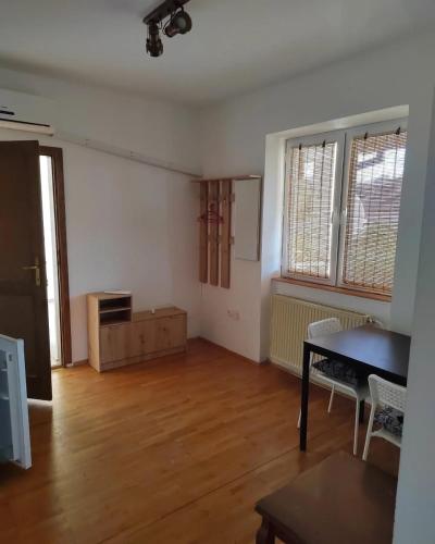 an empty living room with a table and chairs at Apartmani Jela in Sombor