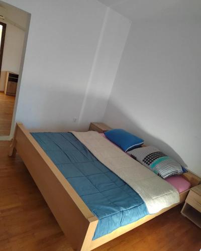 a bed in the corner of a room at Apartmani Jela in Sombor