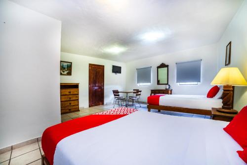 1 dormitorio con 2 camas, mesa y sillas en Casa Banqueta Alta, en Guanajuato