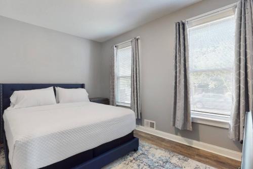 紐哈芬的住宿－Queen Of Yale，一间卧室设有一张床和两个窗户。