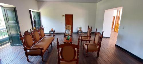 ein Zimmer mit einem Tisch und Stühlen in einem Zimmer in der Unterkunft HOTEL BOUTIQUE SIMACOTA in Simacota