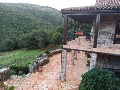CoveloにあるLugar dos Devasの山の景色を望む家のパティオ