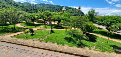 a park with green grass and trees on a hill at HOTEL BOUTIQUE SIMACOTA in Simacota