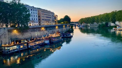 Luxury apartment near Colosseum, Steps to Metro, AC & Fast WiFi