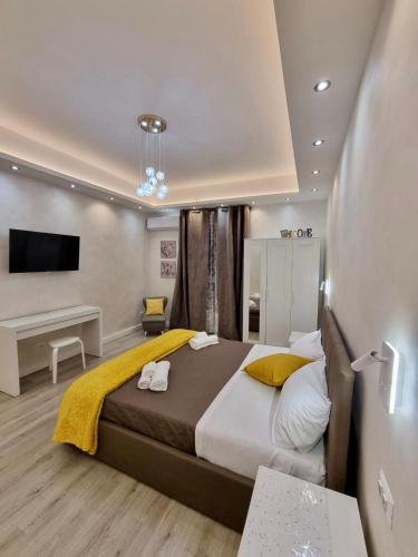 Luxury apartment near Colosseum, Steps to Metro, AC & Fast WiFi