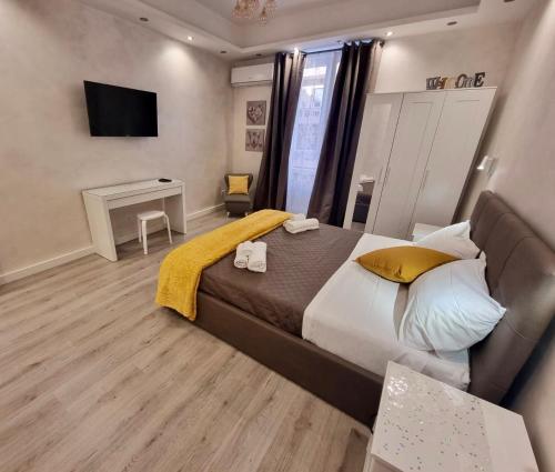 Luxury apartment near Colosseum, Steps to Metro, AC & Fast WiFi