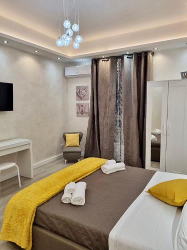 Luxury apartment near Colosseum, Steps to Metro, AC & Fast WiFi