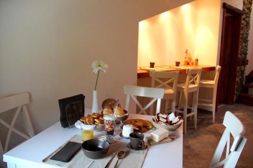 a room with a table with food and a dining room at Mortirolo in Mazzo di Valtellina