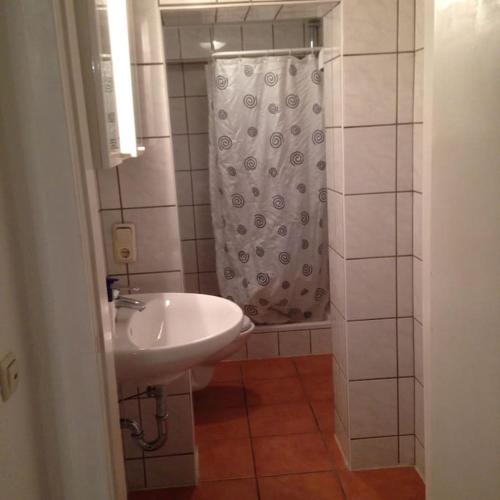 a bathroom with a sink and a shower at Schöne 2-Zimmer Wohnung in Geesthacht in Geesthacht
