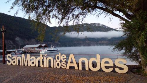 Un cartello che legge San Martin des Amazes su un lago di La casita del bosque a San Martín de los Andes