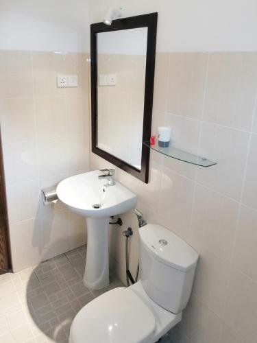 Un baño de Villa One64 Beach Front - Apartments