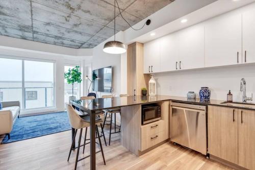 a kitchen with a table and chairs in a room at Initial / Fleuriste +Parking / Centre-ville Qc in Quebec City