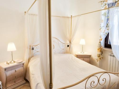 En eller flere senge i et værelse på La Vigna di Ranco Agriturismo