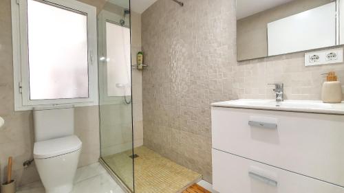 une salle de bain avec toilettes, lavabo et fenêtre dans l'établissement Modern Beach Studio, à Jávea
