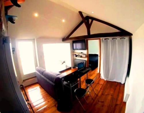 un salon avec un canapé et un bureau dans l'établissement T2 à Anglet grande terrasse vue mer, plage à pied., à Anglet