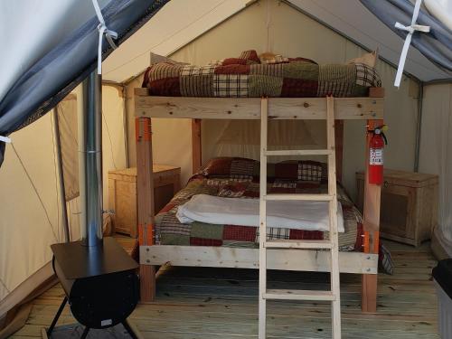 Tempat tidur susun dalam kamar di Tentrr Signature Site - Meadow Ridge Farm Meadow