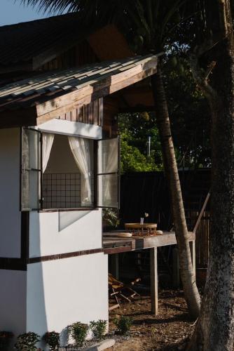 Bangunan di mana terletaknya rumah tamu ini
