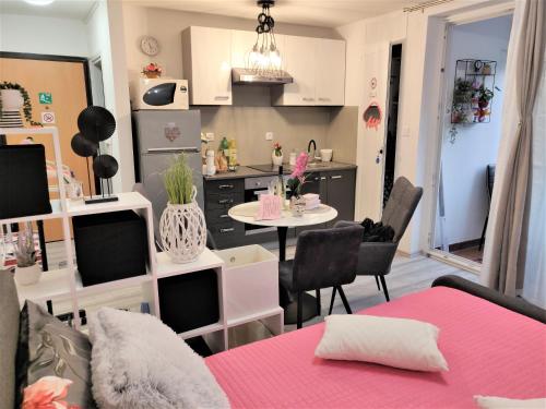 sala de estar con sofá, mesa y cocina en Apartments Mary & Private FREE PARKING en Rovinj