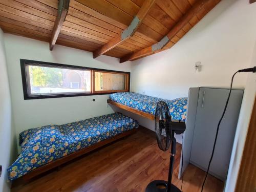 a room with two bunk beds and a window at La casa de Hostal del Sol in Rosario