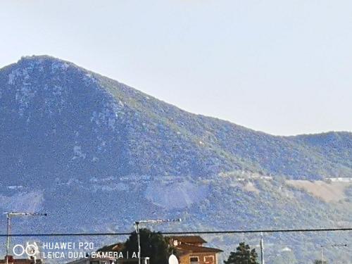 a mountain in the distance with a building in front of it at APE REGINA Rignano Gramsci in Rignano Flaminio