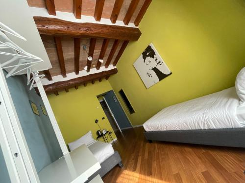ein Schlafzimmer mit grünen Wänden und einem Bett darin in der Unterkunft Le Camere di Bsuites Affittacamere in Parma