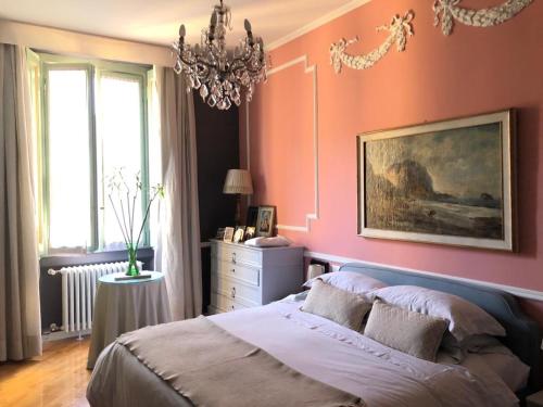 Cama o camas de una habitación en Elegant bedroom in a relaxing apartment
