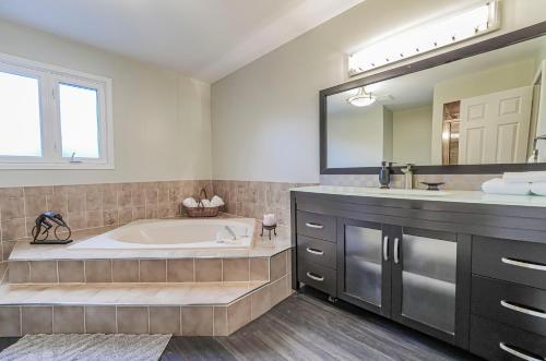 Cheerful luxury 7 bedroom/7 washroom ravine house tesisinde bir banyo