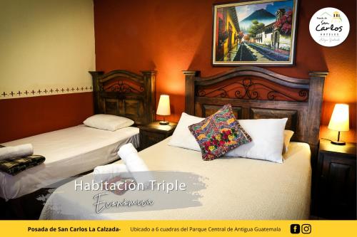 Habitación de hotel con 2 camas y 2 lámparas en Posada de San Carlos La Calzada, en Antigua Guatemala