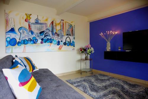 a living room with a couch and a purple wall at Terra Vista in Guanajuato
