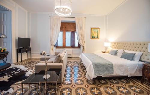 pokój hotelowy z łóżkiem i kanapą w obiekcie Chalet Vitorino w mieście Sintra