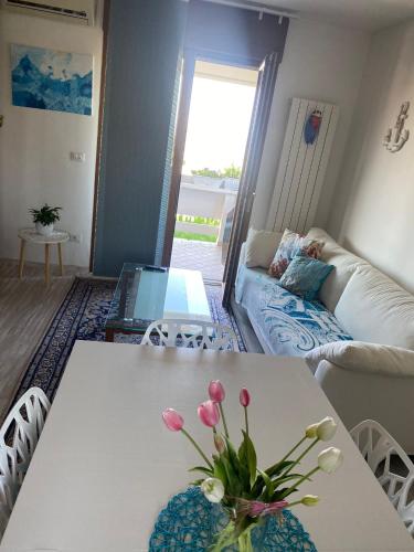 a living room with a table and a couch at Sisters'House in Lido