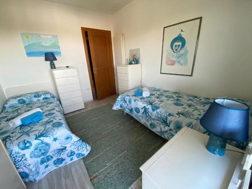 una piccola camera con letto e sedia di Sisters'House a Lido