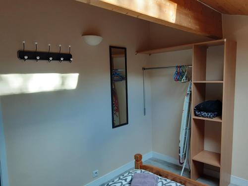 ein Zimmer mit einem Bett und einer Wand mit einem Schrank in der Unterkunft Coquet T2 avec parking in Prigonrieux