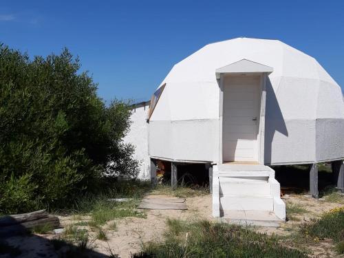 a white domed building with a door in a yard at Casa Domo Se Reserva con SEÑA UTE APARTE in San Luis