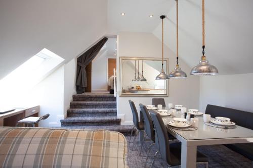 フォート・ウィリアムにあるLochiel Villa Guest Houseのダイニングルーム(テーブル、椅子、階段付)