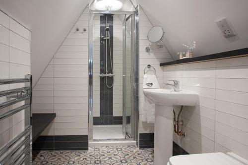 W łazience znajduje się prysznic i umywalka. w obiekcie Locheil Villa Guest House w mieście Fort William