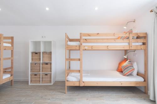 Ένα ή περισσότερα κρεβάτια σε δωμάτιο στο Sunshine Hostel