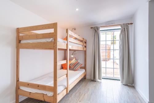Ένα ή περισσότερα κρεβάτια σε δωμάτιο στο Sunshine Hostel