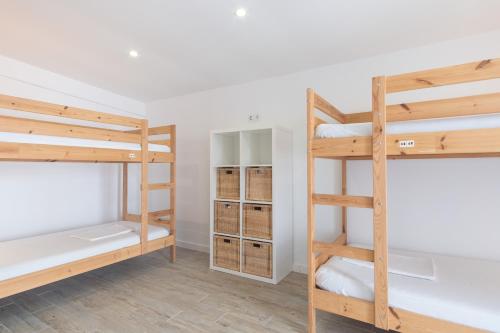 Ένα ή περισσότερα κρεβάτια σε δωμάτιο στο Sunshine Hostel