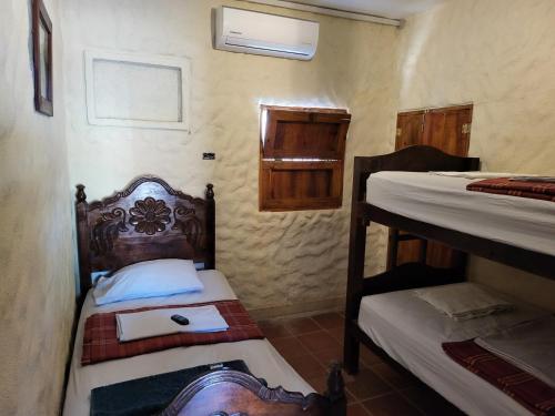 a small room with two bunk beds in it at Hostal casa de las gargolas in Amapala