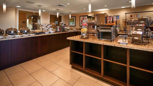 a restaurant with a counter and a food counter at Best Western View of Lake Powell Hotel in Page