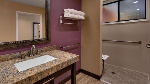 y baño con lavabo y espejo. en Best Western View of Lake Powell Hotel en Page