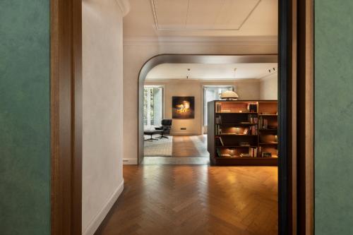 a hallway with a mirror and a living room at Alma Barcelona GL in Barcelona