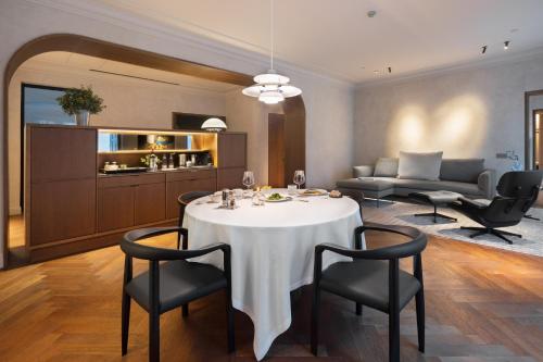 a living room with a table with chairs and a couch at Alma Barcelona GL in Barcelona
