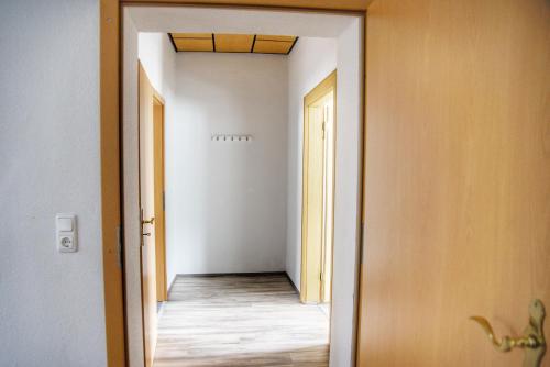 a hallway with an open door leading to a room at Haff Ostseeferienhaus unteres Apartment in Mönkebude