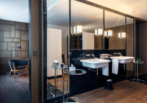 a bathroom with two sinks and a mirror at Alma Barcelona GL in Barcelona